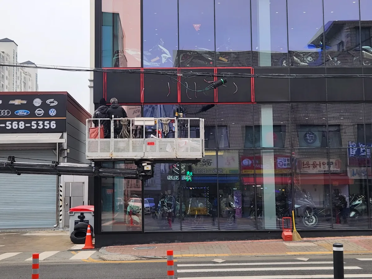 안양 평촌 상가 건물에 설치된 LED간판이 학원가 보행자에게 상호와 업종을 선명하게 알리는 모습