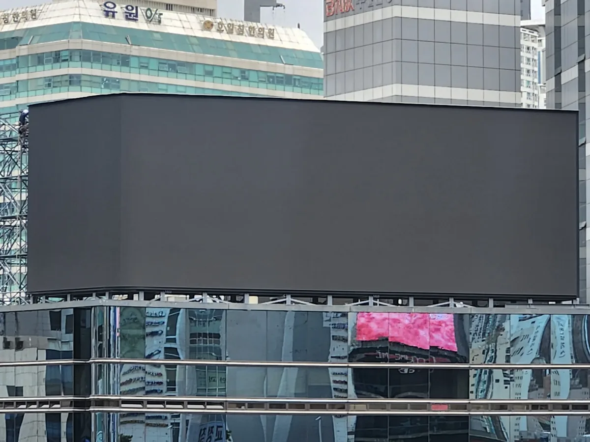 옥외LED전광판이 건물 외벽에서 낮 시간에도 선명한 화면을 보여주는 모습