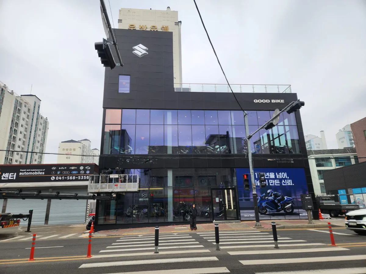 용산 역세권 상가 외벽에 설치된 LED간판이 저녁 시간대에 상호를 밝게 표시하는 모습
